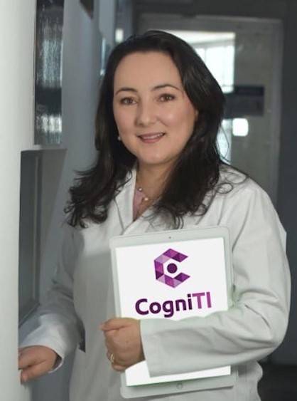 Especialista usando CogniTI en tablet